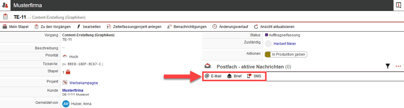 Screenshot geöffnetes Ticket mit markierten Nachrichtentypen „E-Mail“, „Brief“ und „SMS“.