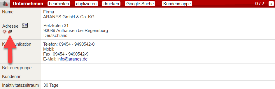 Screenshot Hauptansicht einer Kundenkartei mit Pfeil auf das Google Maps Icon