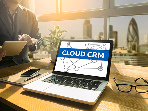 CRM Software aus der Cloud ist die Lösung für alle Außendienstmitarbeiter, um auch von unterwegs alle Kundeninformationen einsehen und bearbeiten zu können.