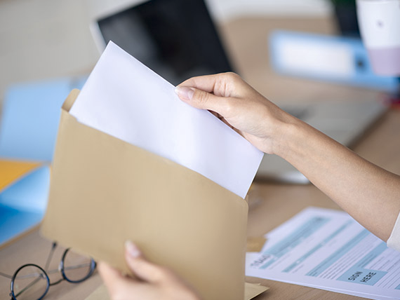 Postwurfsendungen kommen als Maßnahme im Marketing auch häufig vor. Man hebt sich von der häufigen Online Akquise ab und sticht dadurch bei pot. Kunden hervor.